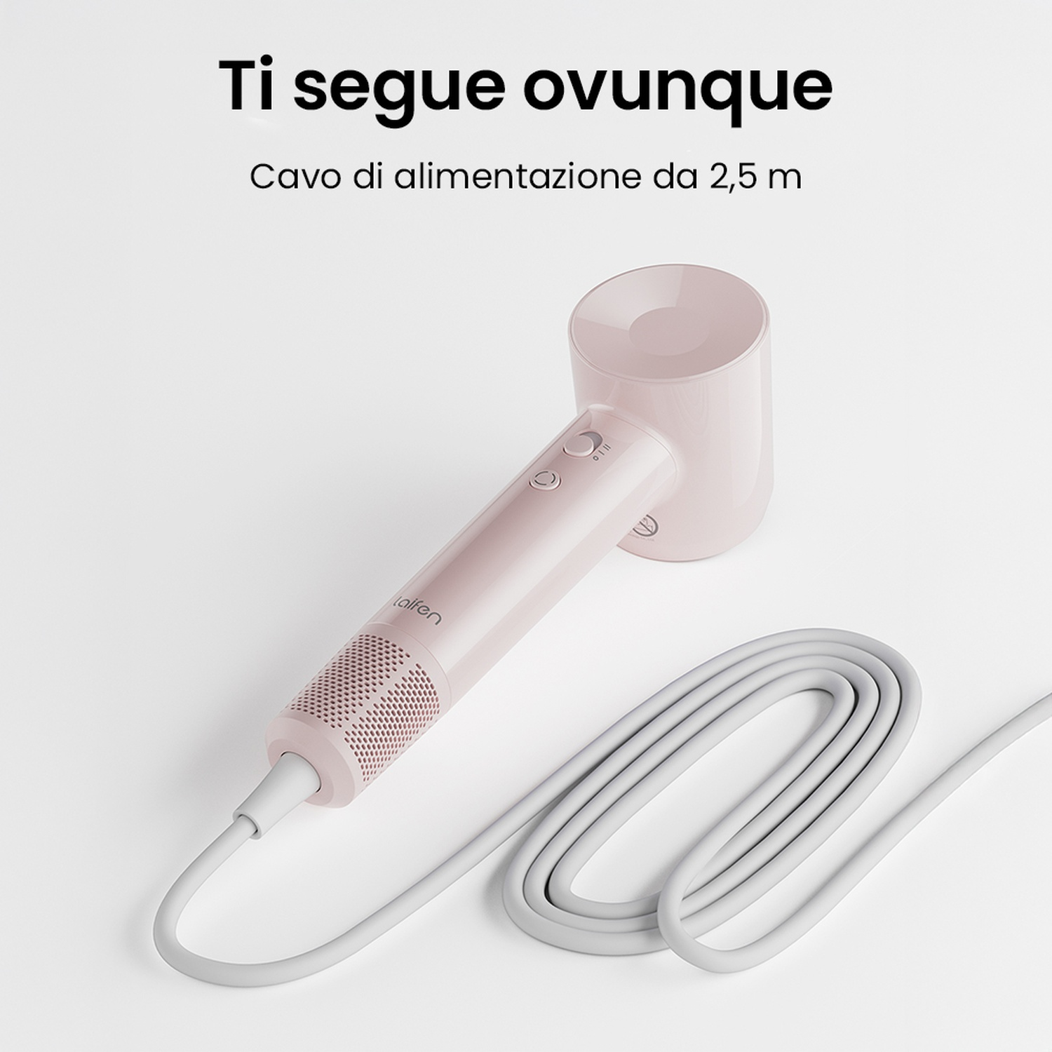 Asciugacapelli rosa con cavo grigio su superficie bianca, testo "Ti segue ovunque".
