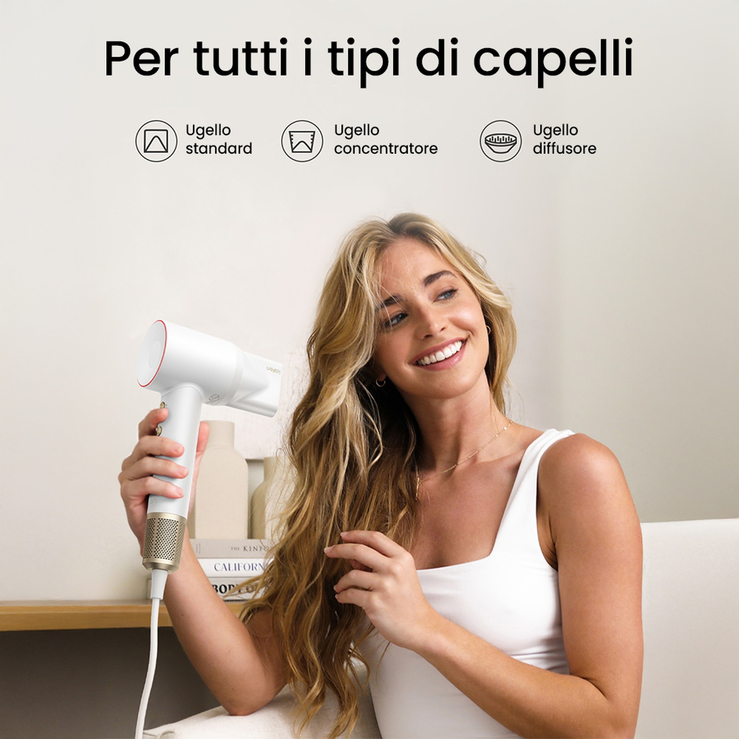 Donna che tiene un asciugacapelli bianco e oro, sorridente, con bottiglie di prodotti per capelli.