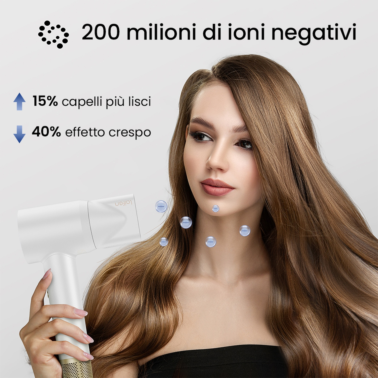 Donna che tiene un asciugacapelli bianco. Il testo dice '200 milioni di ioni negativi' e vantaggi: '15% capelli più lisci', '40% effetto crespo'.