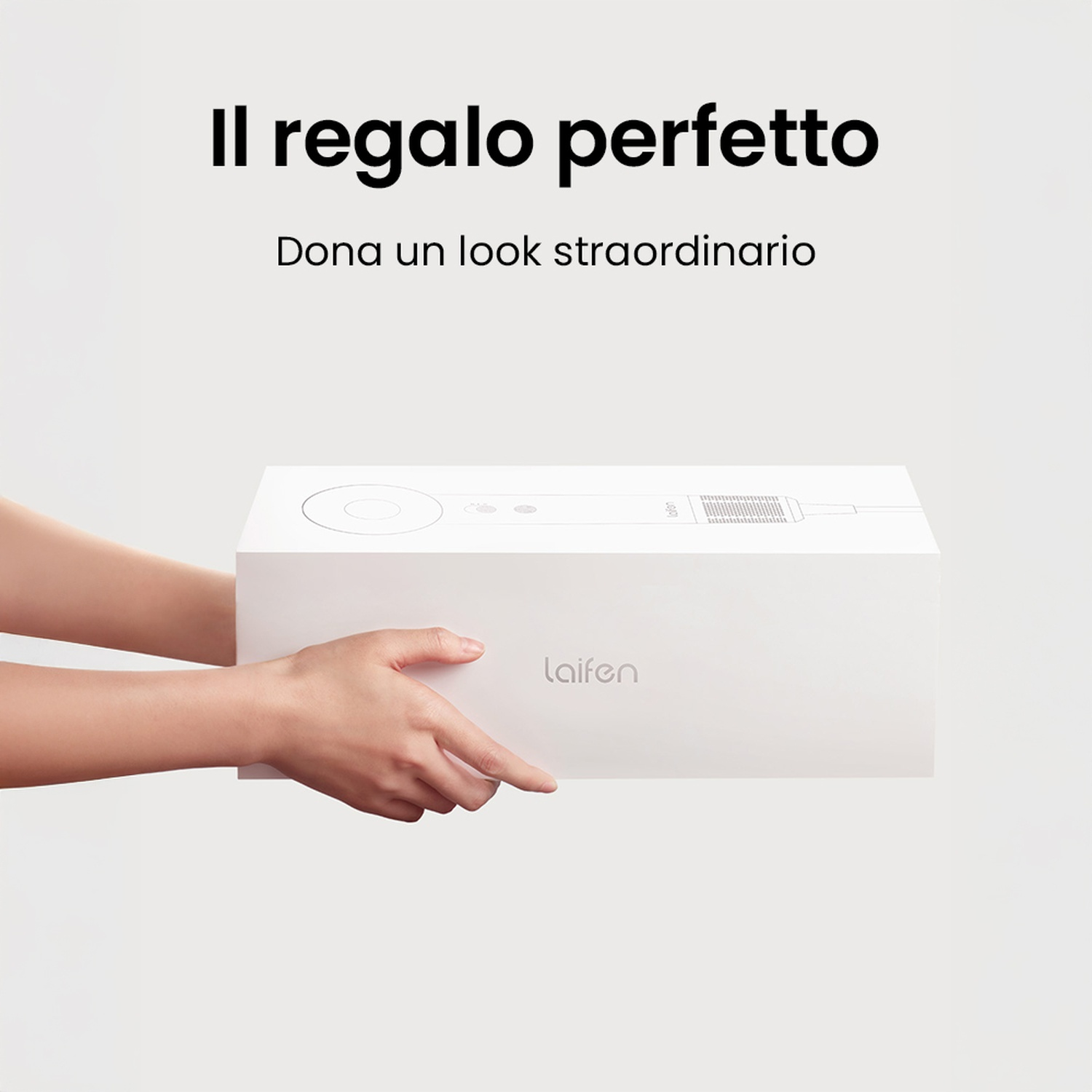 Una persona tiene una scatola bianca con scritto 'laifen'. Il testo sopra dice: 'Il regalo perfetto'.