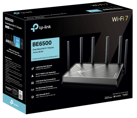 Egy fekete router több antennával a dobozában.
