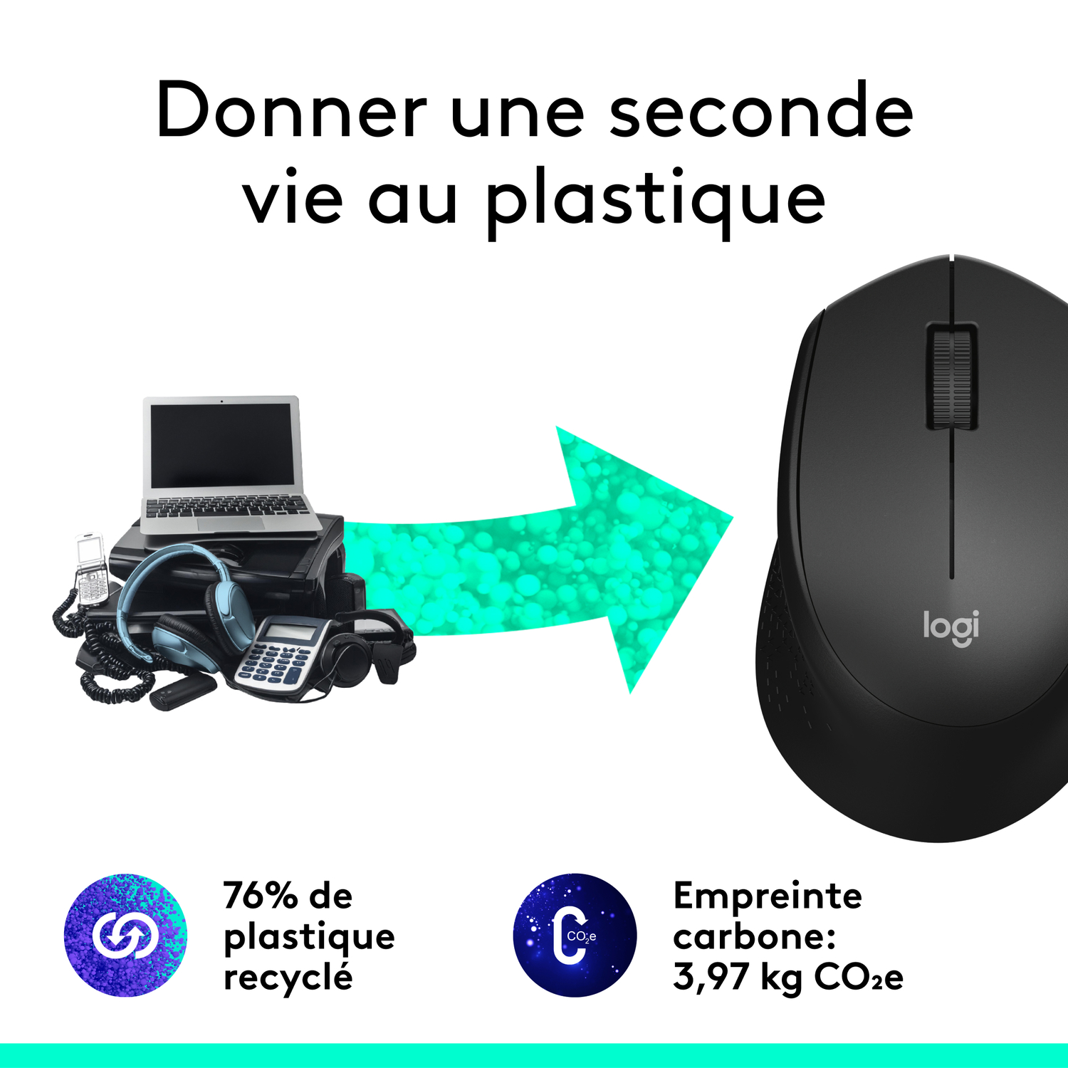 Une femme tenant un hub gris compact à côté de son ordinateur portable.