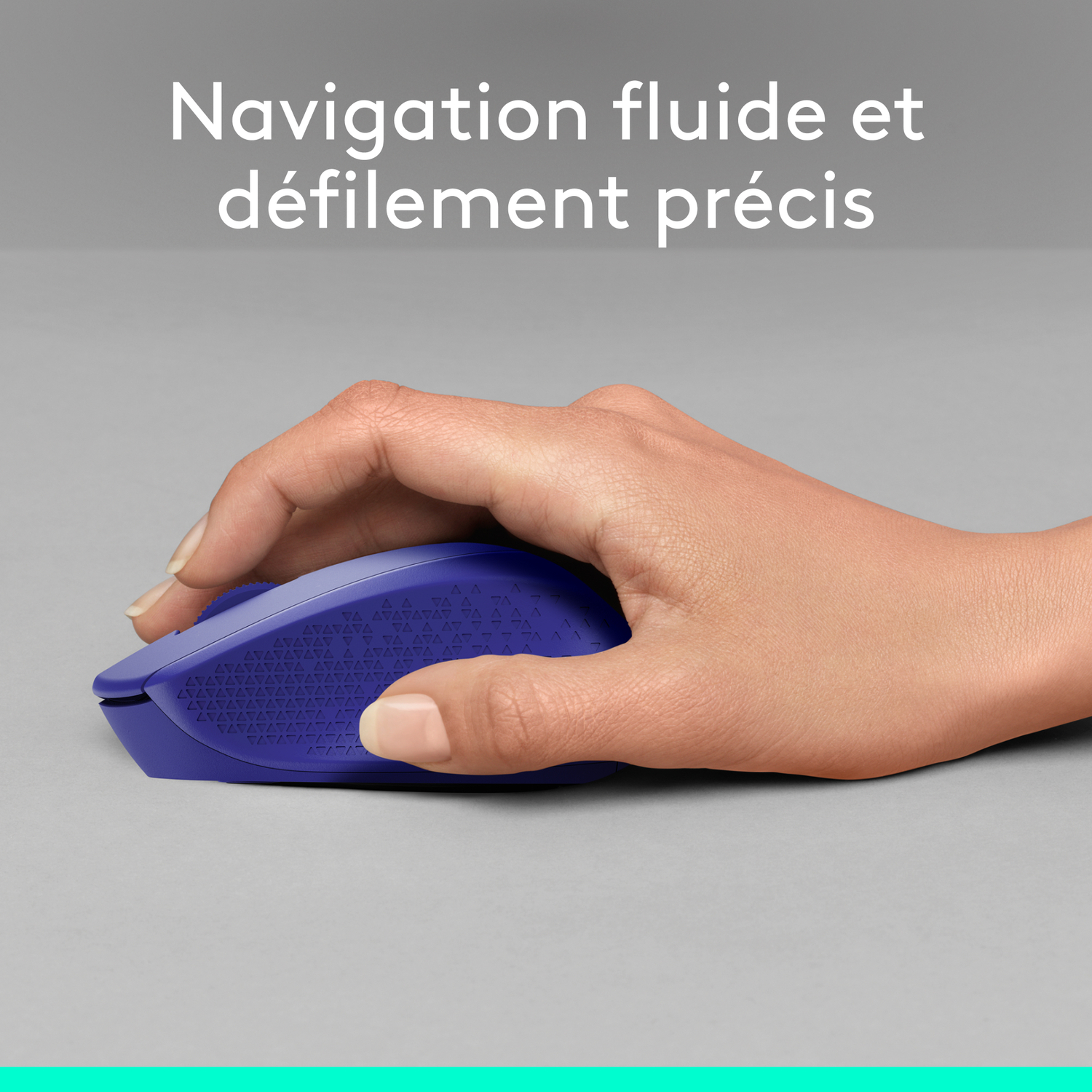 Réfrigérateur blanc avec porte ouverte, montrant des étagères et des bacs.