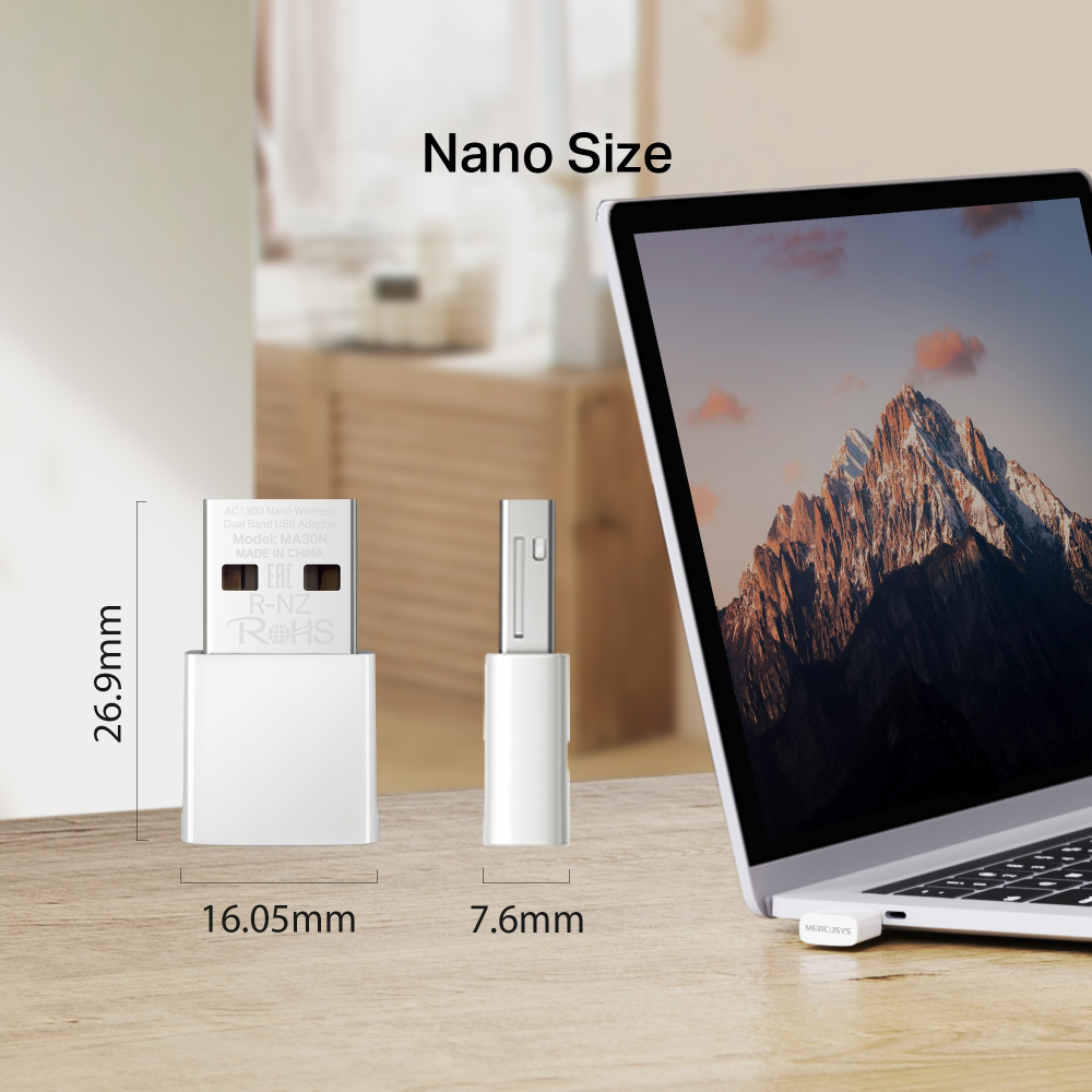 Egy fehér USB-adapter és egy USB-port egy laptop mellett.