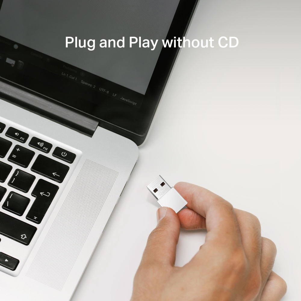 Kéz, amely egy kis, ezüst USB-meghajtót tart egy laptop mellett. Szöveg: Plug and Play CD nélkül.