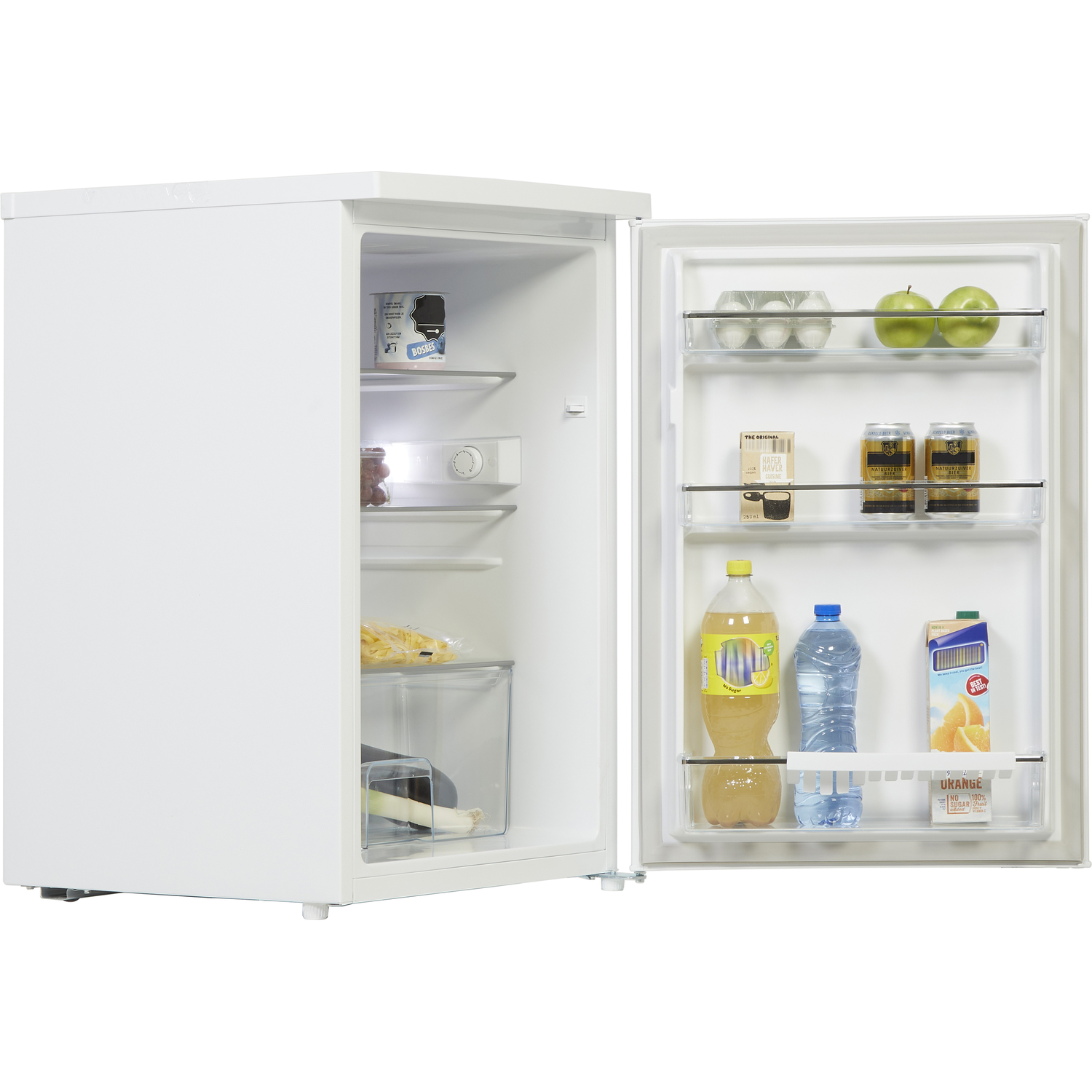 Witte koelkast, deur open. Eten en drinken: eieren, appels, flessen en sap.