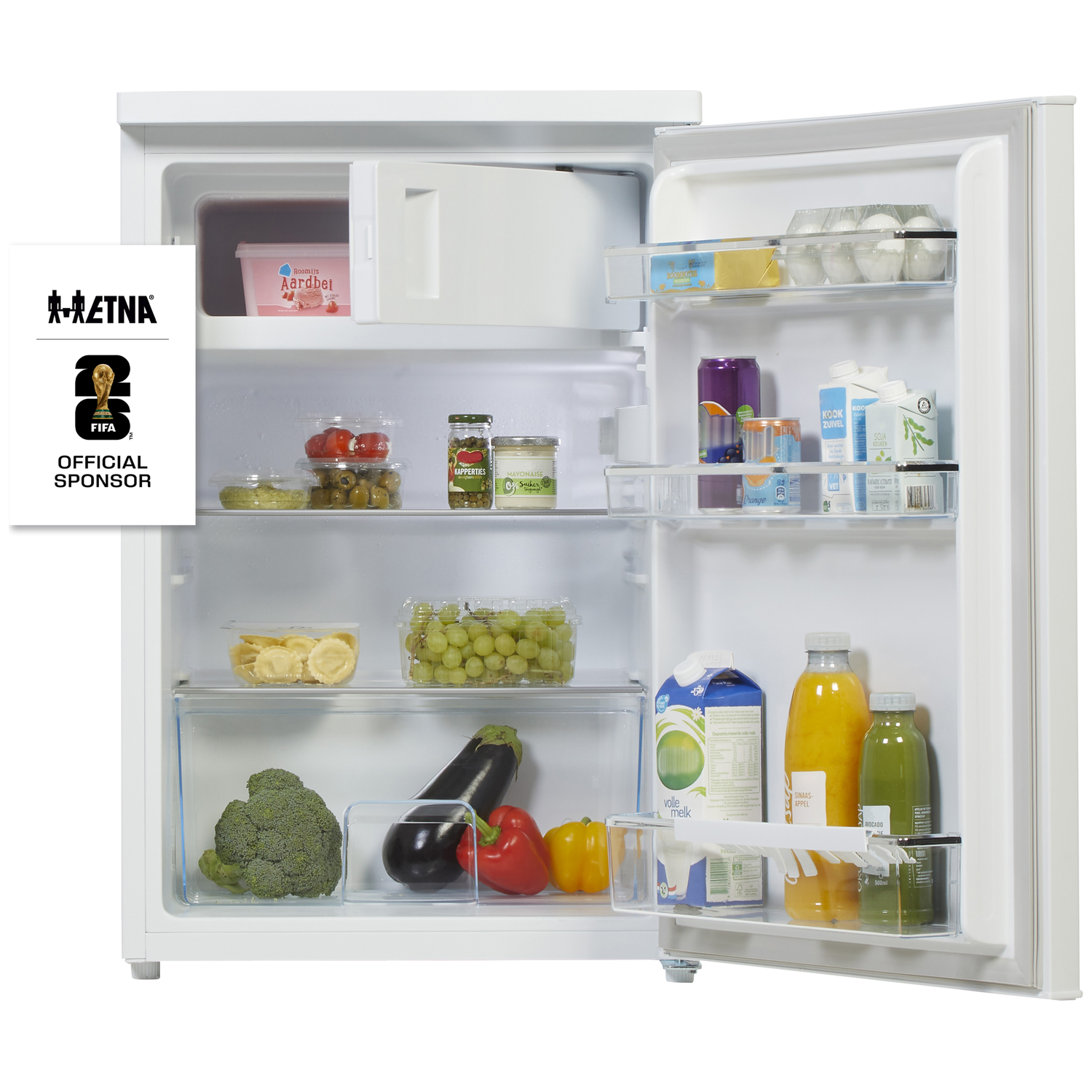 Een open koelkast gevuld met eten en drinken, zoals groenten, fruit, eieren en melk.