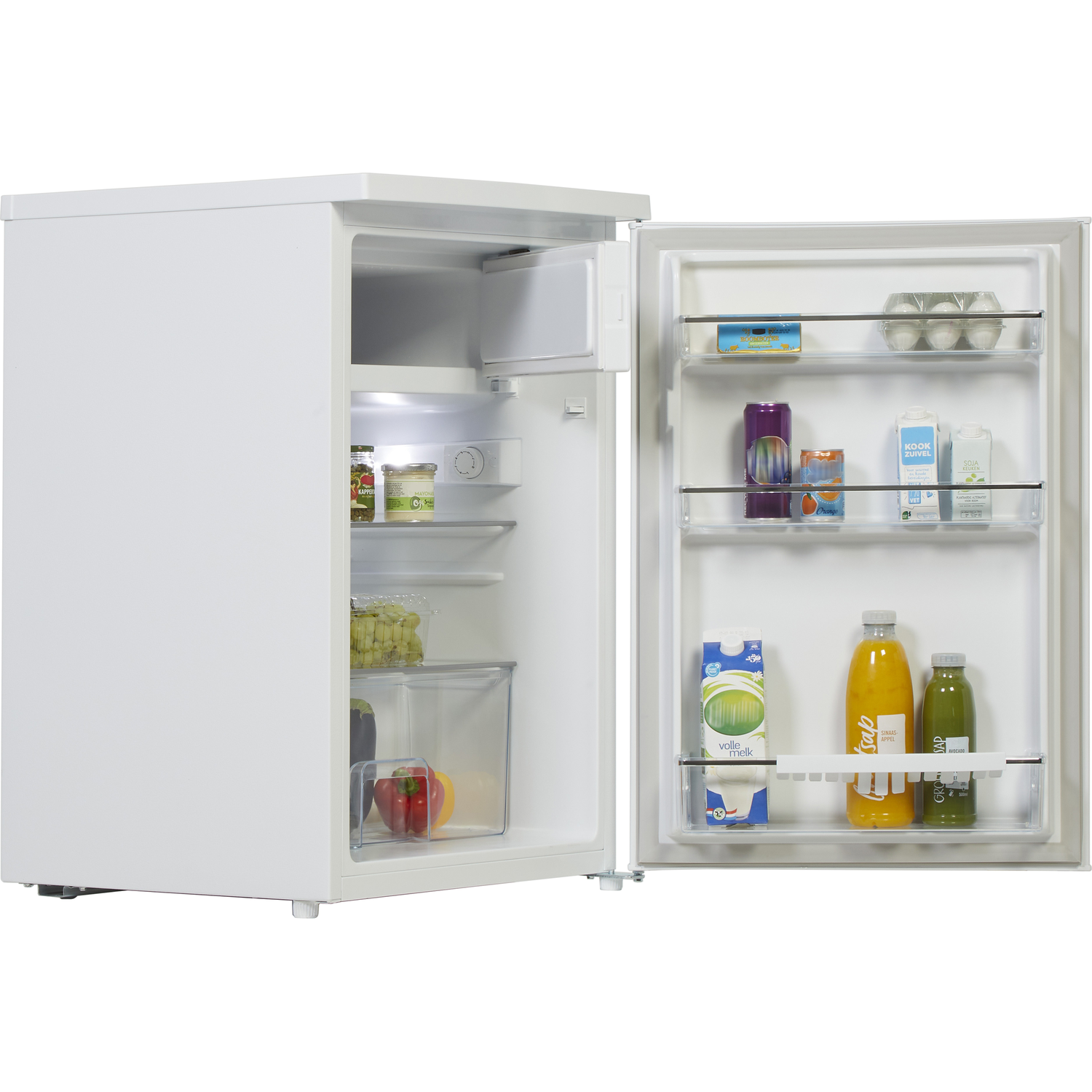 Witte koelkast met open deur; binnenin planken met eten en drinken.