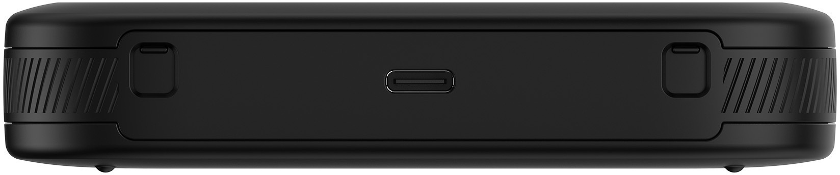 Schwarzes Gerät mit einem USB-C-Anschluss. Schwarzer Hintergrund.