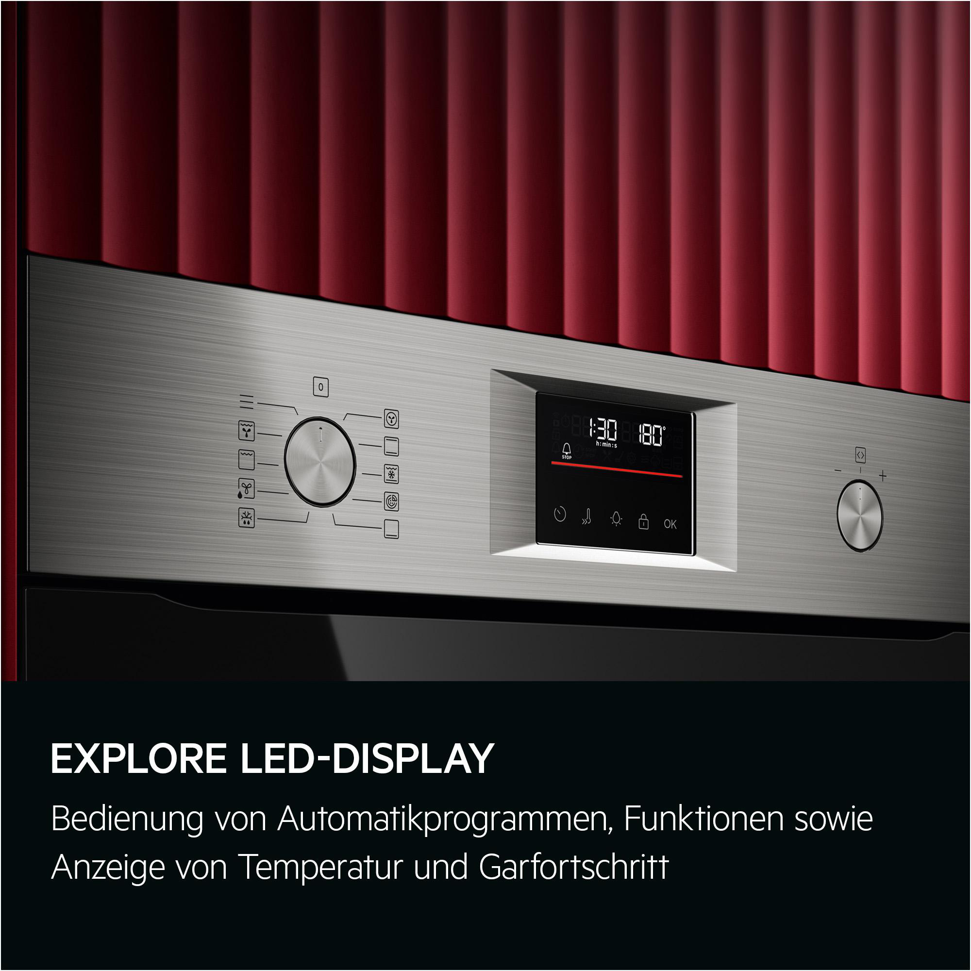 Nahaufnahme eines Backofen-Bedienfelds mit Display und verschiedenen Tasten.