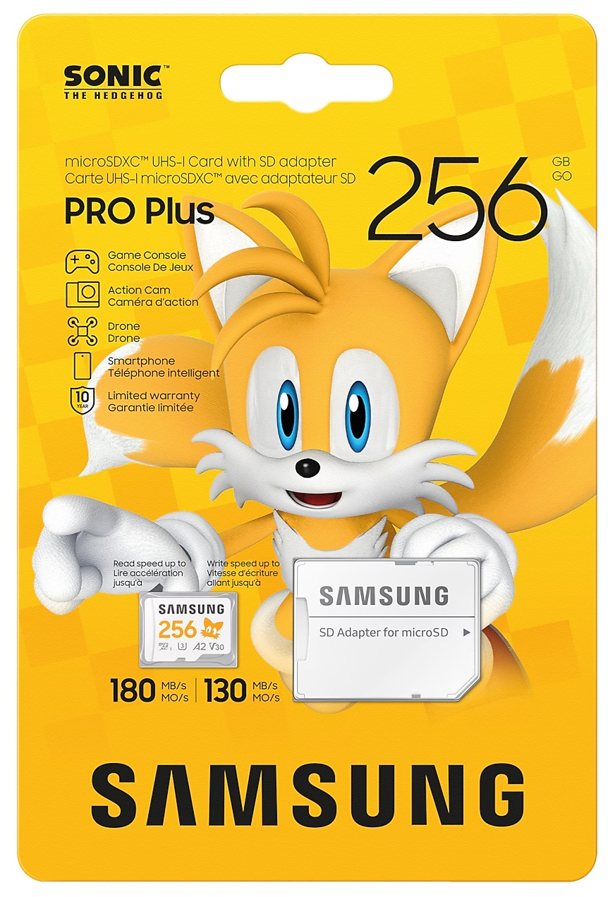 Karta microSD Samsung z motywem Sonic the Hedgehog, z dołączonym czytnikiem kart. Wyświetlana na żółtym tle.