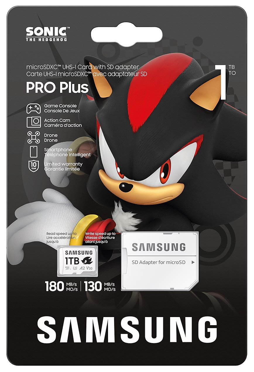Opakowanie kartridża do gier z grafiką Sonic the Hedgehog. Białe tło.