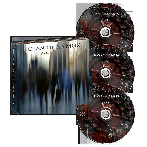 Clan of Xymox Exodus CD-Set, mit drei CDs und einem Booklet, vor verschwommenem Hintergrund.