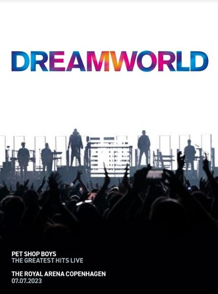 Een concertposter met de titel DREAMWORLD boven een podium.