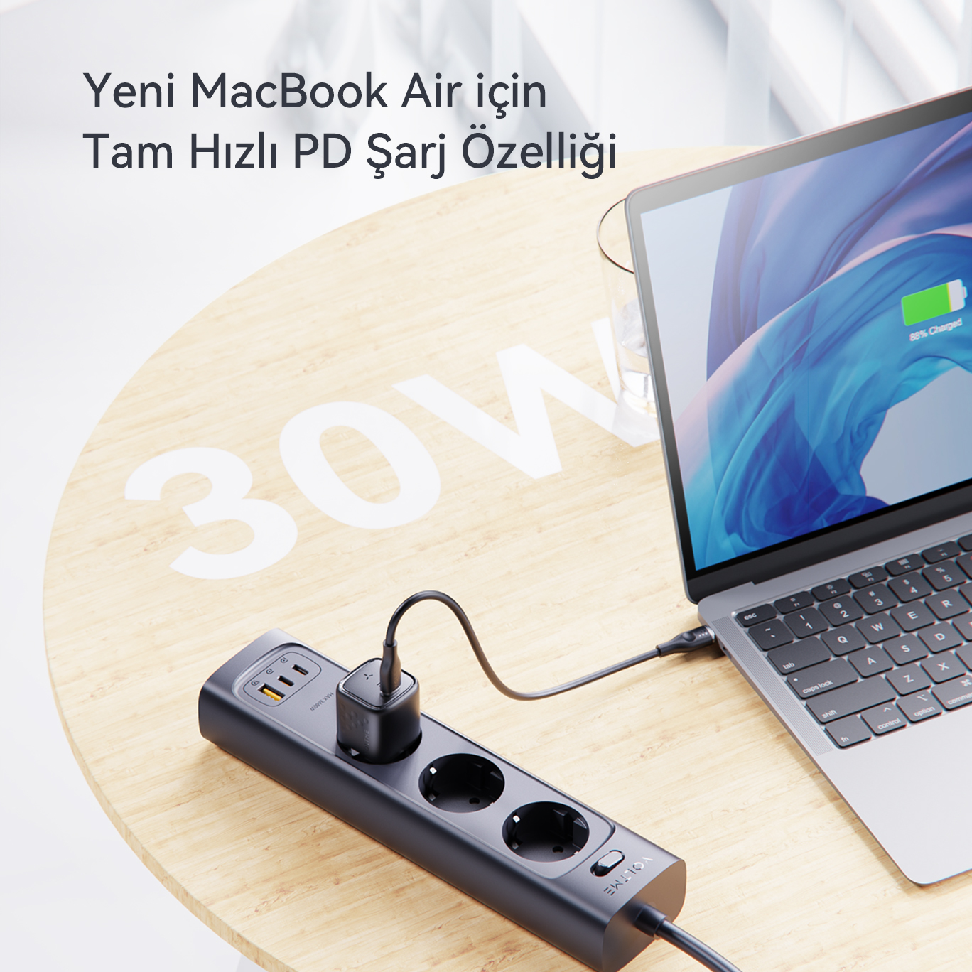 Voltme priz çoklayıcı ile şarj olan laptop. Çoklu priz ve şarj cihazlı siyah priz çoklayıcı.
