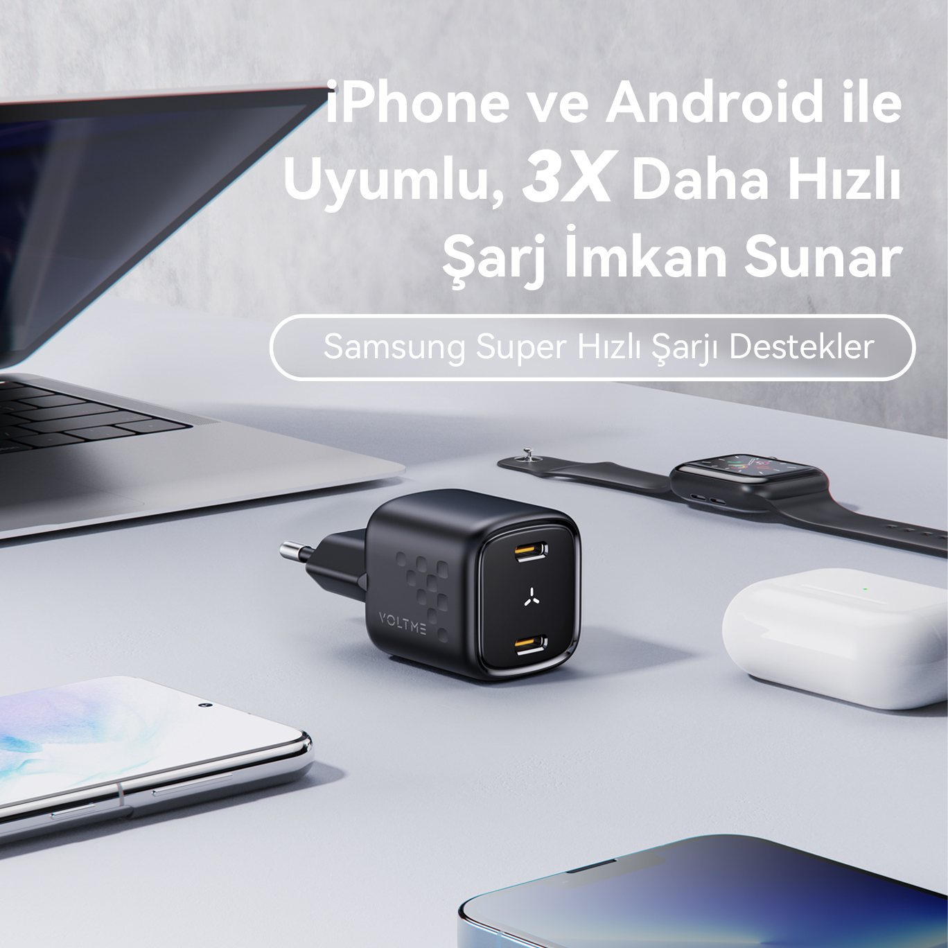 İki USB bağlantı noktasına sahip siyah ve turuncu bir şarj cihazı, telefonların ve bir saatin yanında.