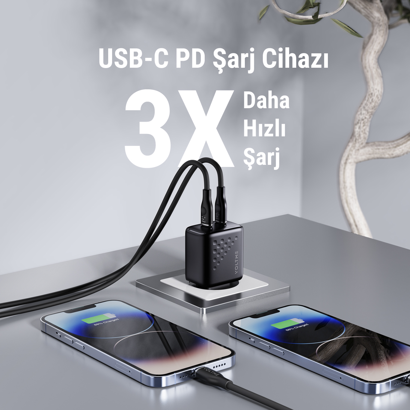 İki telefonu şarj eden iki USB-C kablosuyla siyah şarj cihazı. Metinde '3X Daha Hızlı Şarj' yazıyor, yani daha hızlı şarj.