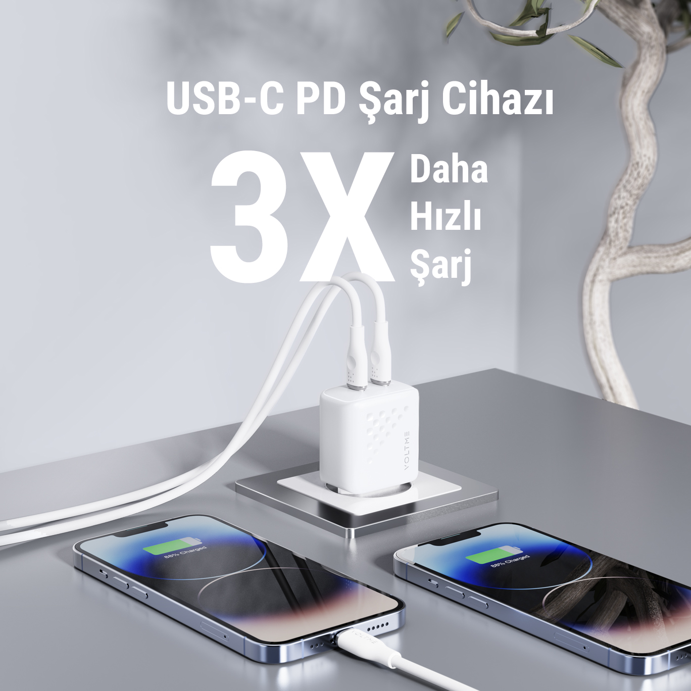 İki telefonu şarj eden kablolu beyaz şarj cihazı. Metin: '3X daha hızlı şarj'.