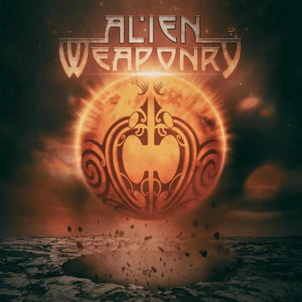 Albumcover: Sonnenähnliche Form mit Stammesdesign, auf dunklem Hintergrund.