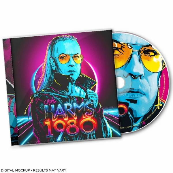 CD-Hülle mit einem Mann mit Sonnenbrille und Neonlichtern. Die CD befindet sich auf der rechten Seite.