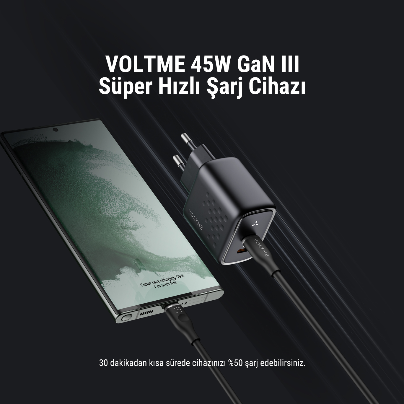 Masada duran akıllı telefon, siyah bir şarj cihazıyla şarj oluyor.