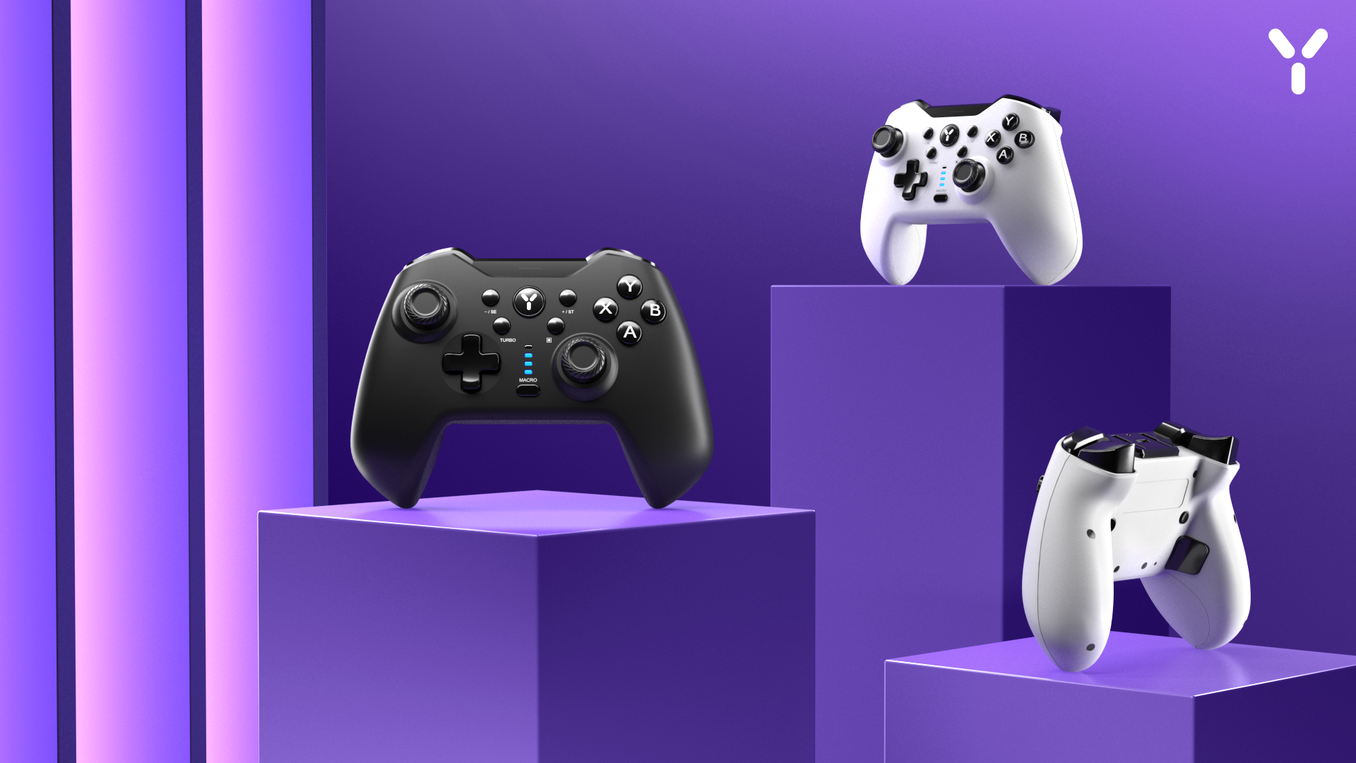 Drei Gamecontroller auf lila Podesten. Zwei sind weiß, einer ist schwarz. Alle haben mehrere Knöpfe.