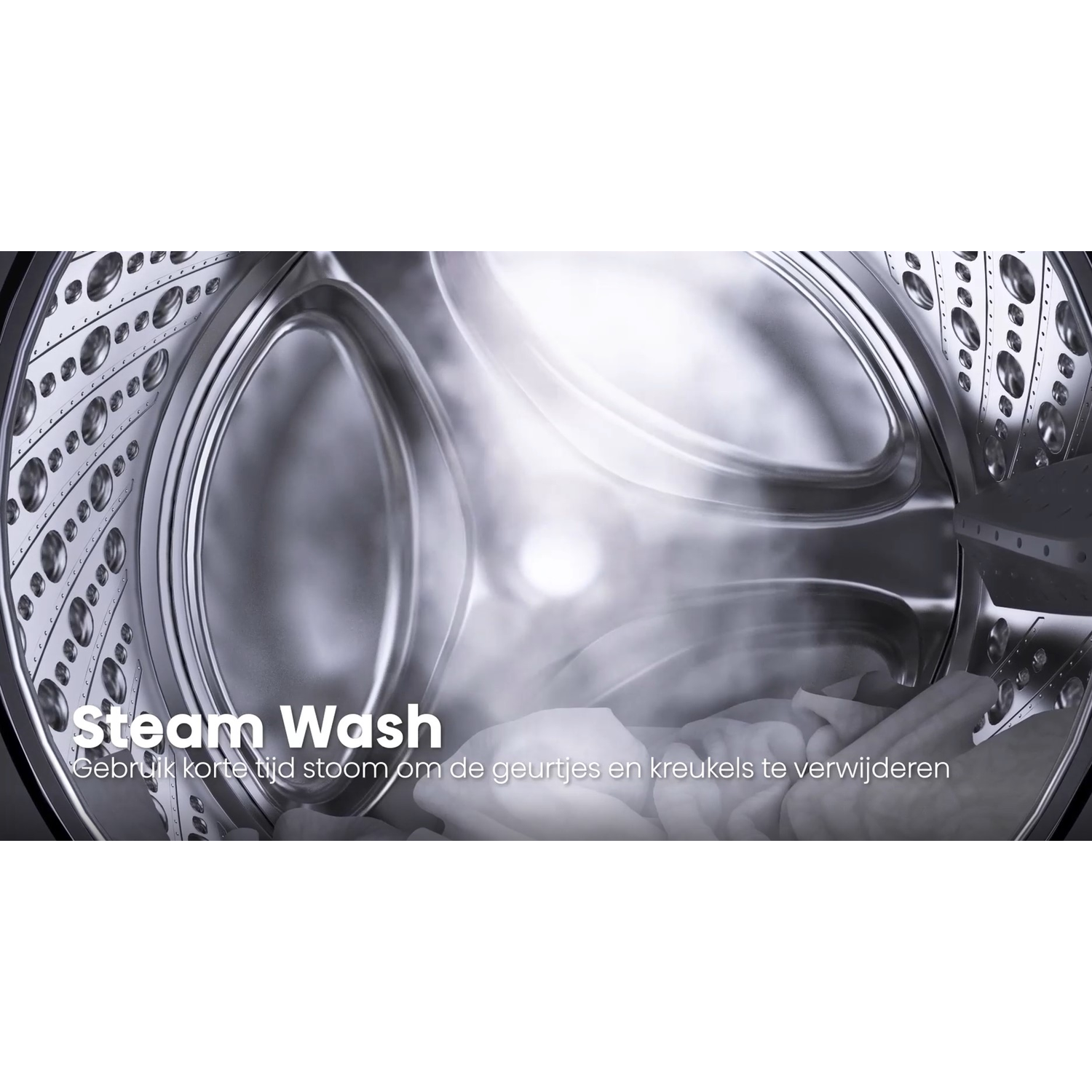 Close-up van de trommel van de wasmachine met stoom. Tekst: Steam Wash, verwijdert geuren en kreukels.