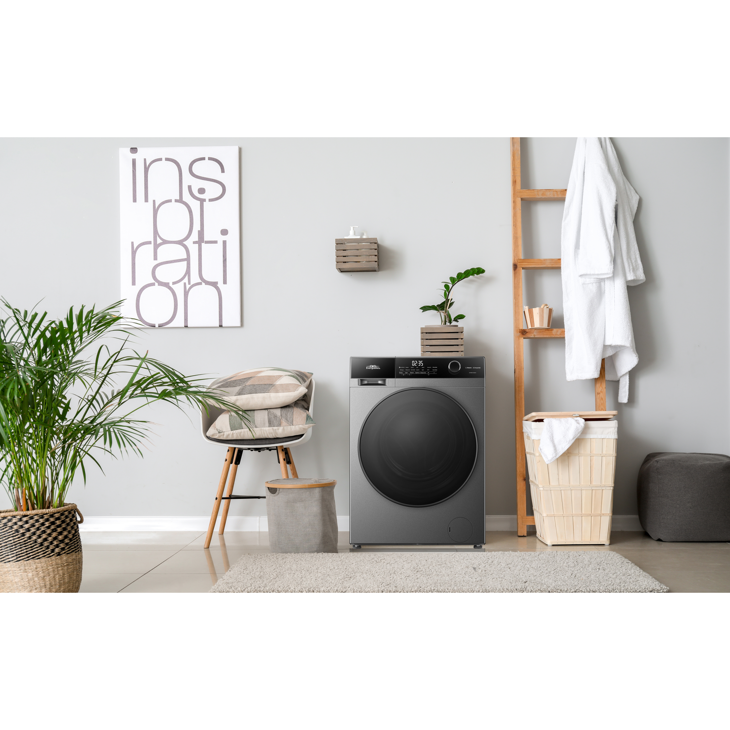Wasruimte. Een grijze wasmachine, stoel, planten en een houten ladder staan in de kamer.