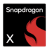 Logo Snapdragon X en blanc sur un carré noir avec un design de flamme rouge, sur fond noir.