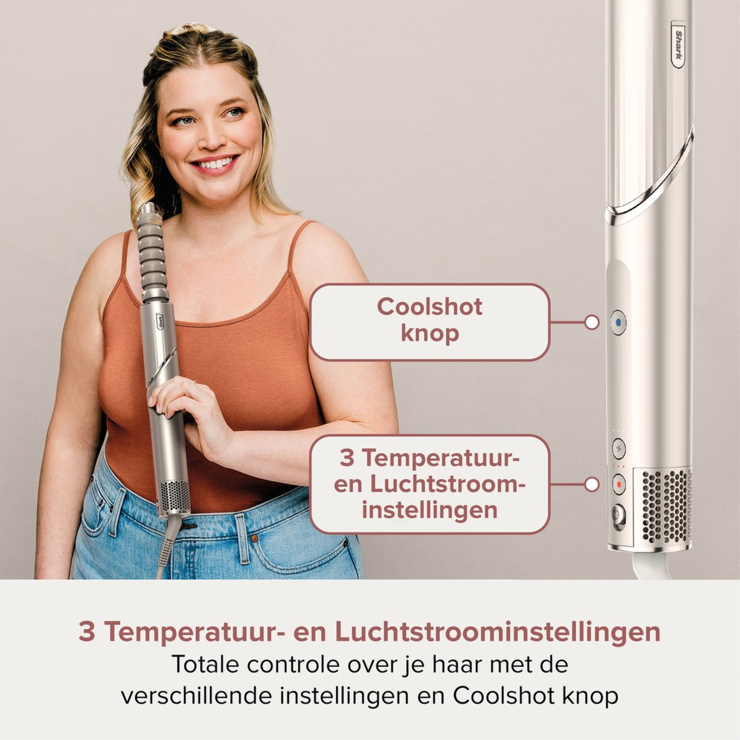 Een vrouw met een haarstyler in haar hand, met tekstlabels.