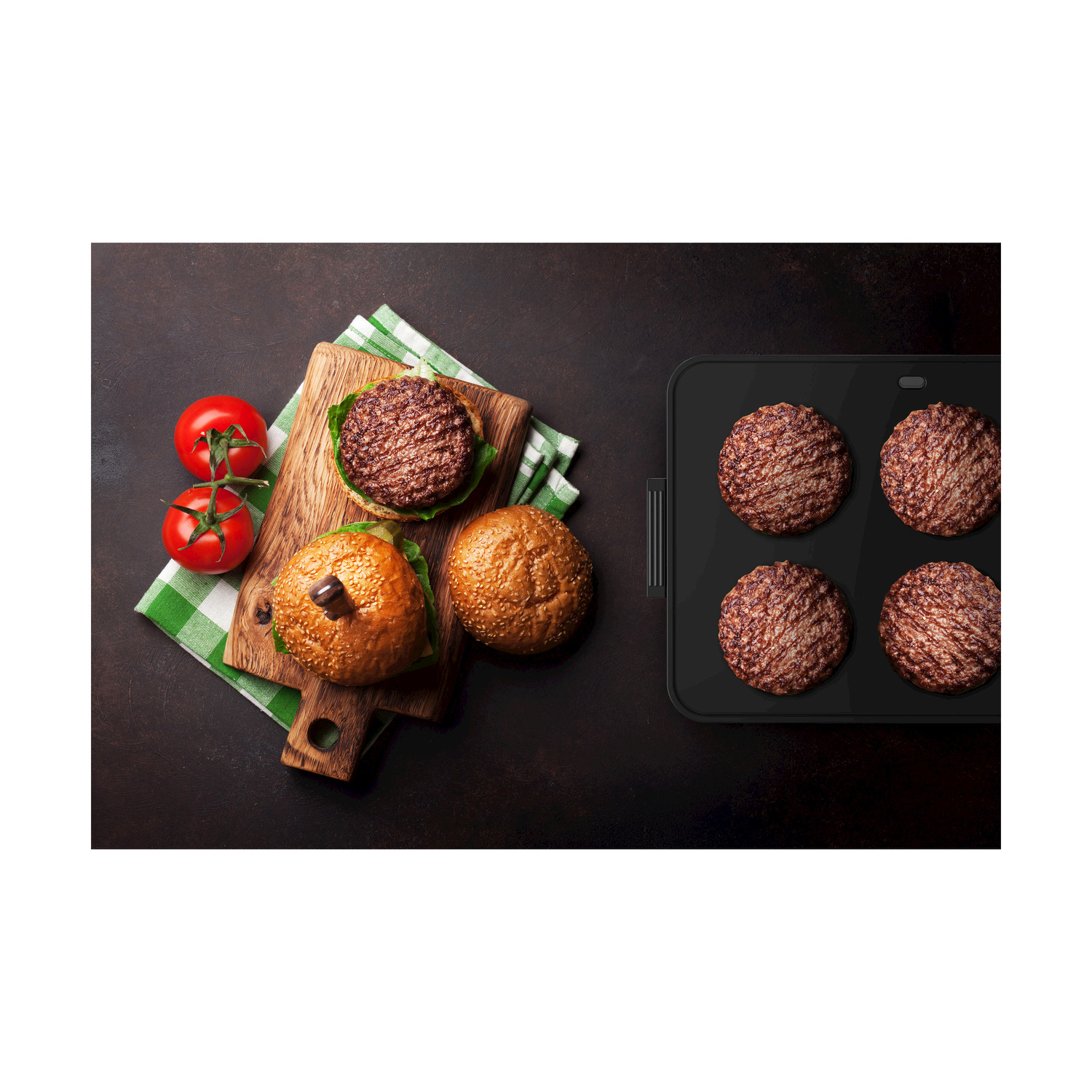 Vista dall'alto di hamburger su un tagliere con pomodori e una griglia con polpette.