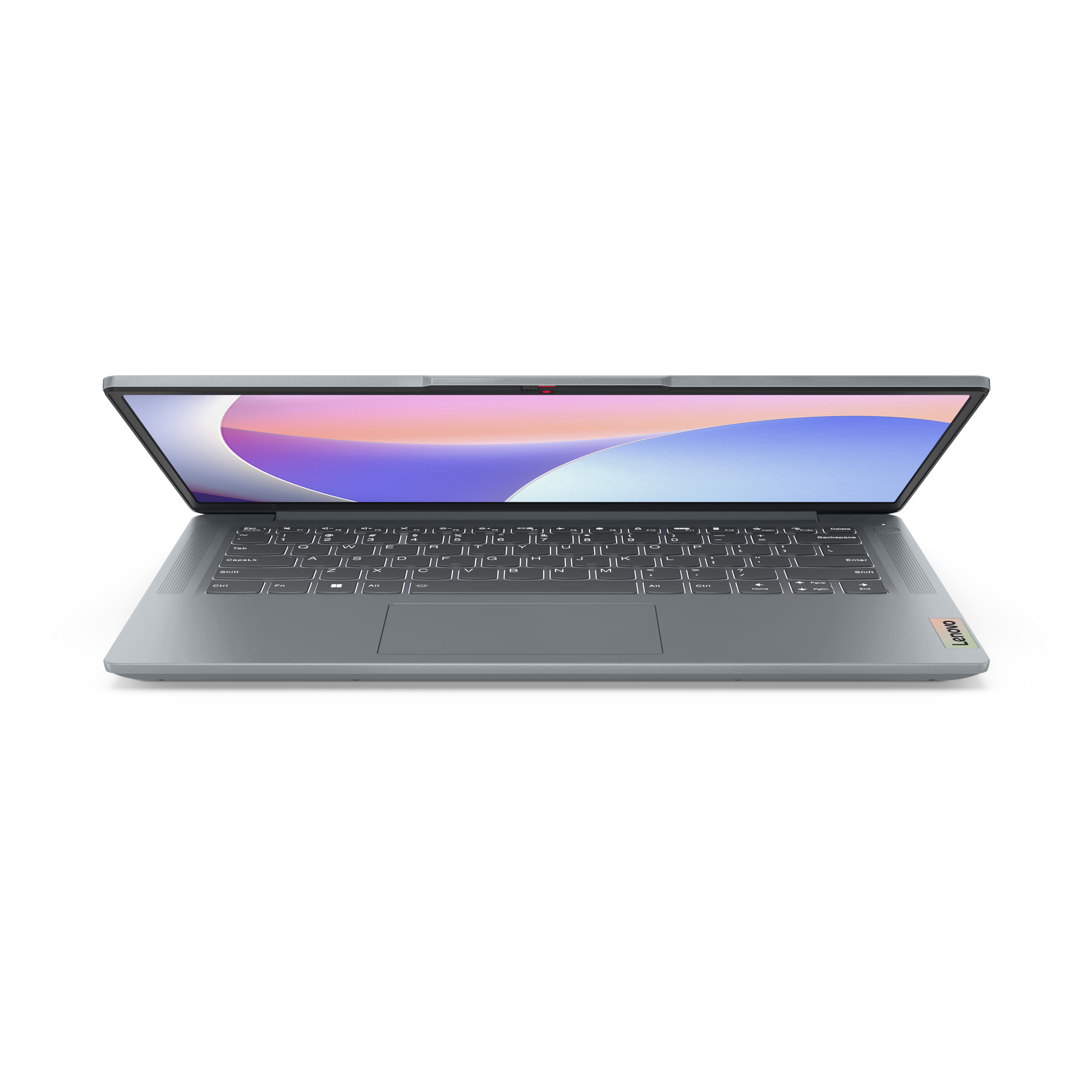 Ein grauer Laptop mit Webcam, geöffnet auf weißem Hintergrund.