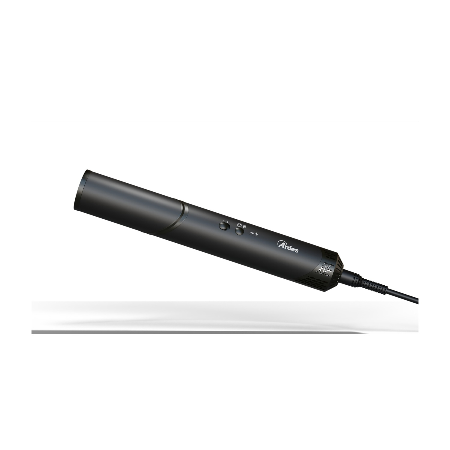 Strumento per lo styling dei capelli nero con bottoni, un cavo, angolato, sfondo bianco.