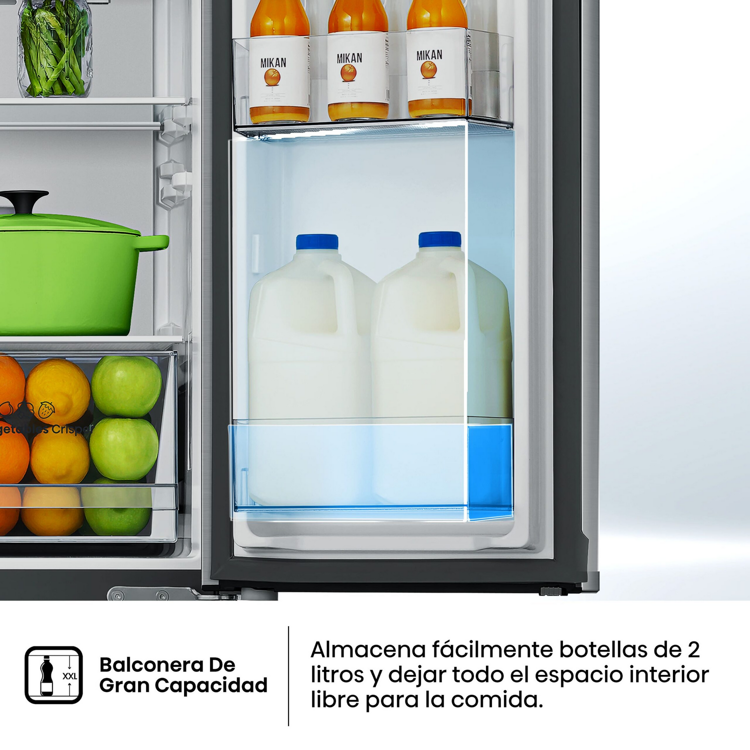 Interior del refrigerador con jarras de leche y productos. Iluminación azul en cajón inferior.