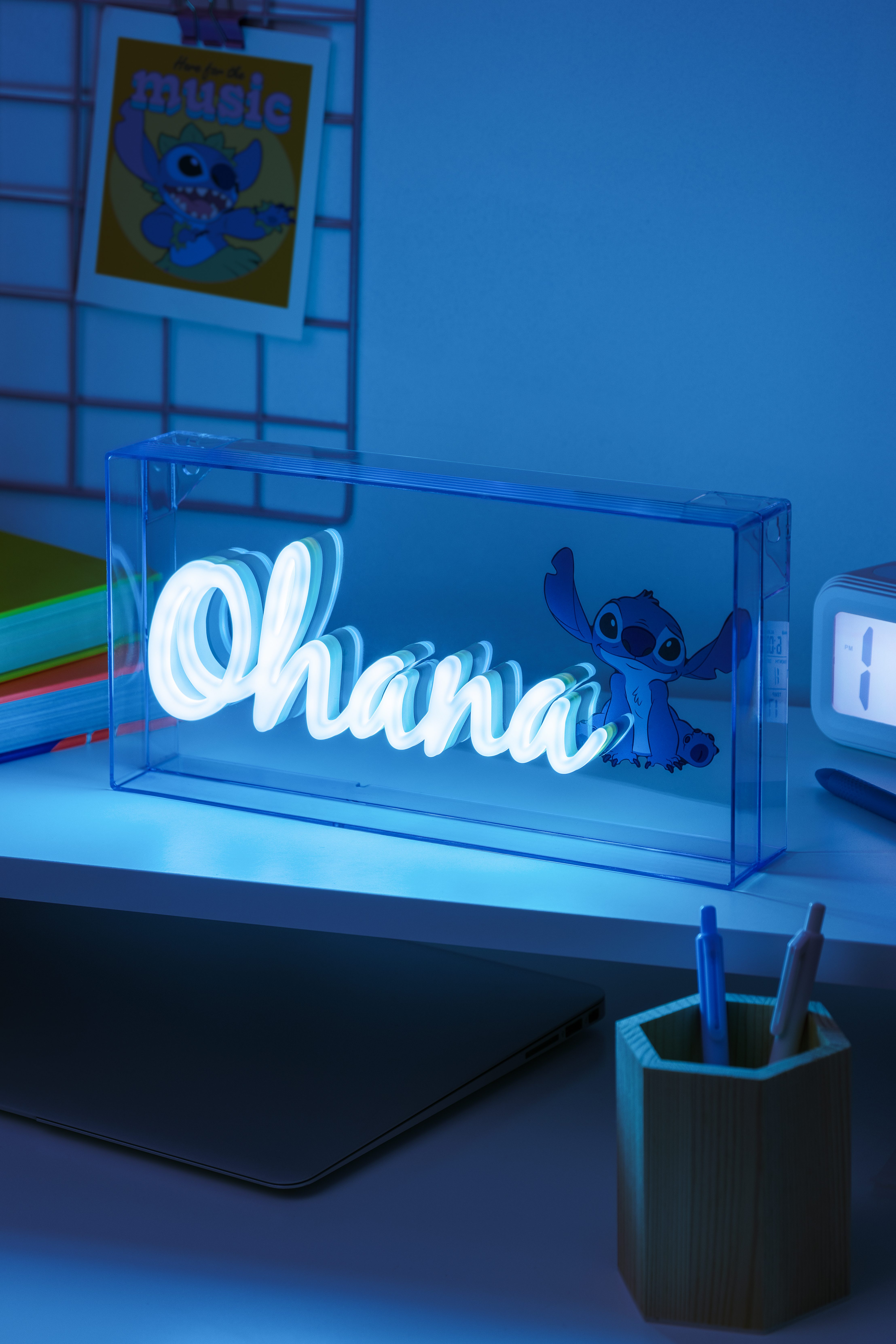 Neonlichtschild mit 'Ohana' und Stitch-Figur in blau beleuchteter Box.