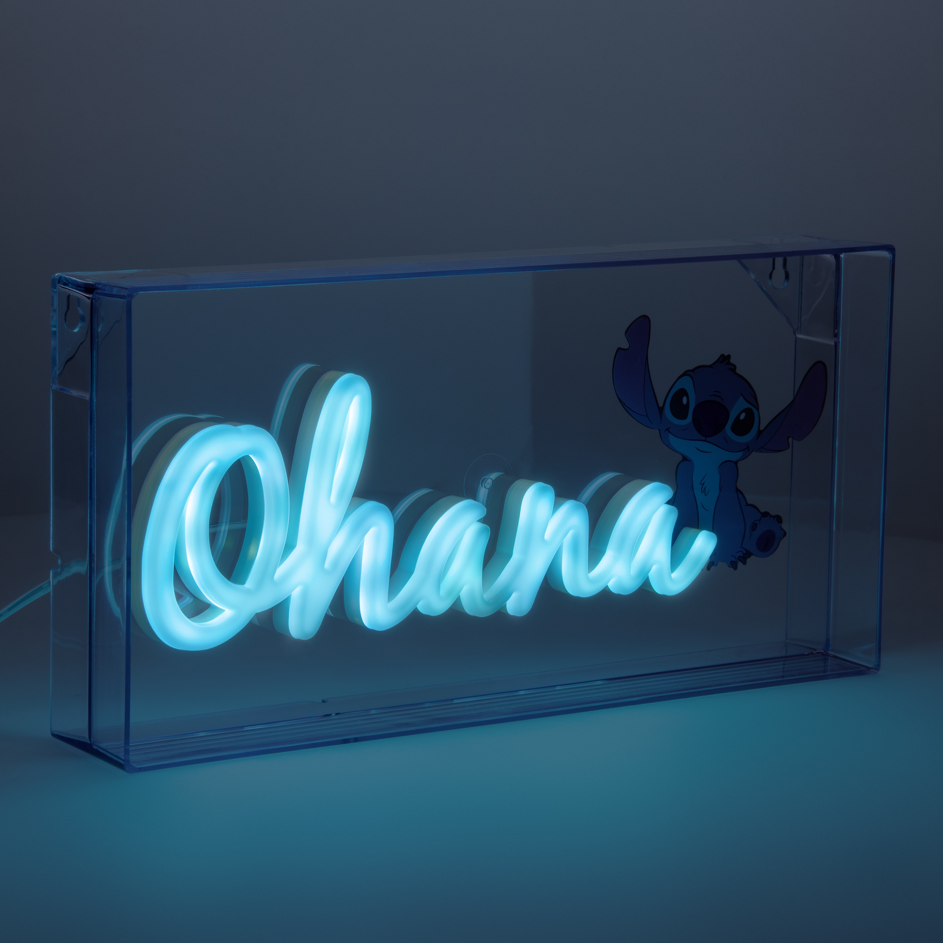 Blaues Neonzeichen mit dem Wort 'Ohana' und einer Stitch-Figur in einer transparenten Box.