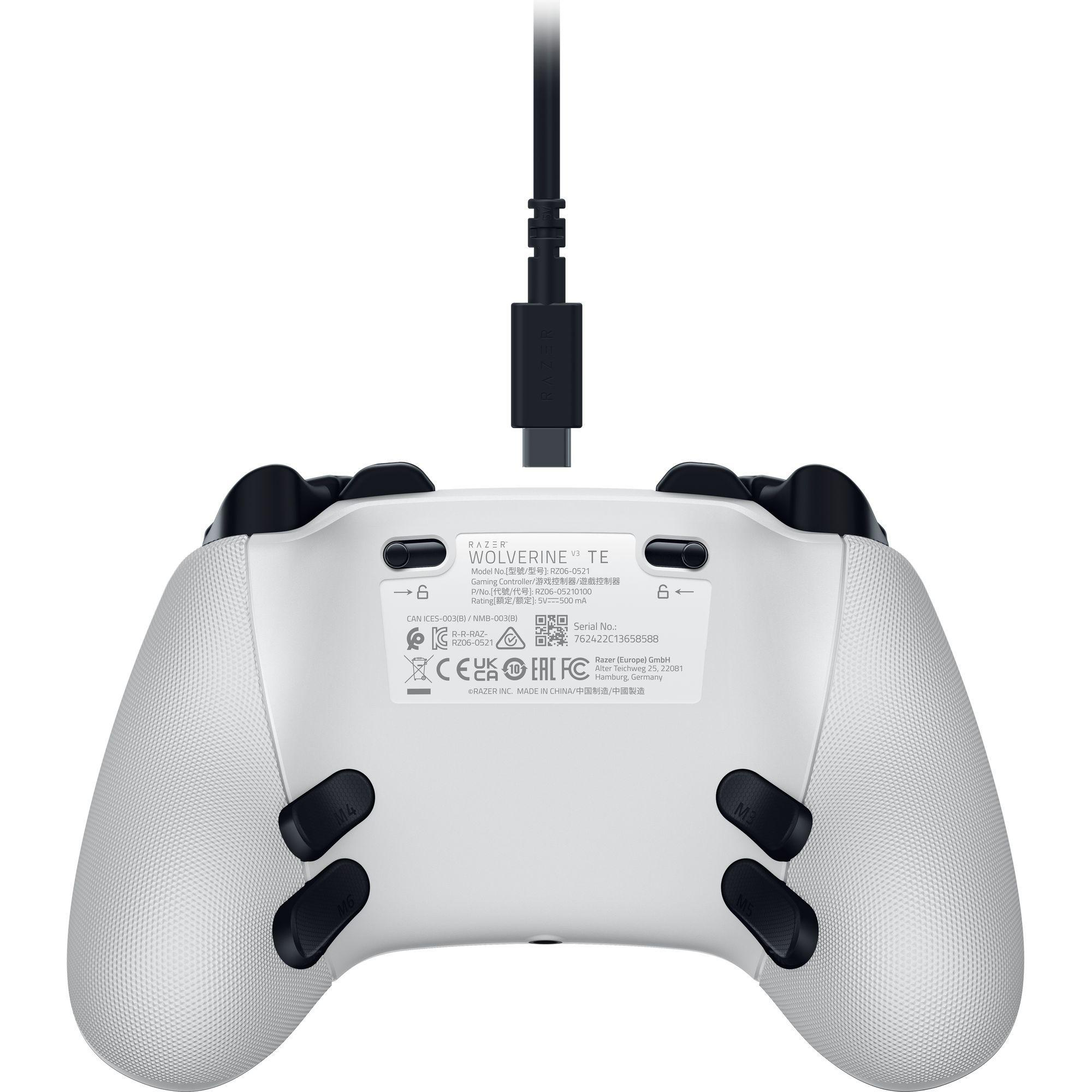 Weißer Gamecontroller, schwarze Knöpfe. USB-Kabel angeschlossen. Weißer Hintergrund.