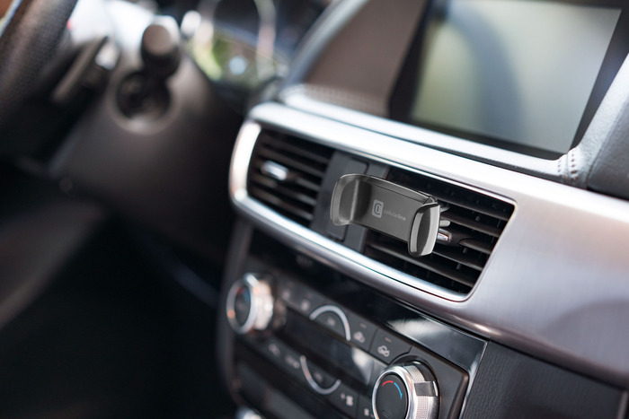Auto-Innenraum mit Telefonhalterung an der Lüftung, Telefon nicht enthalten.