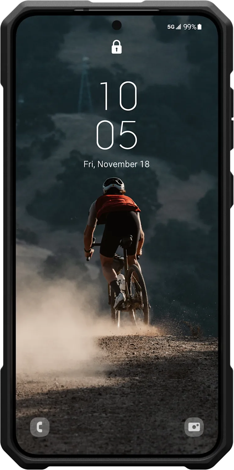 Écran de smartphone montrant un cycliste de VTT sur un chemin de terre. Date et heure visibles.