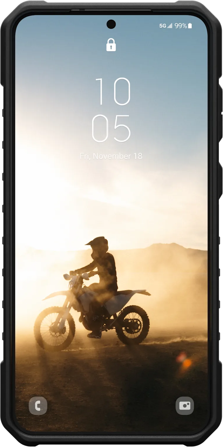 L'écran du téléphone affiche un pilote de motocross dans un environnement poussiéreux. L'heure 10:05 est affichée.