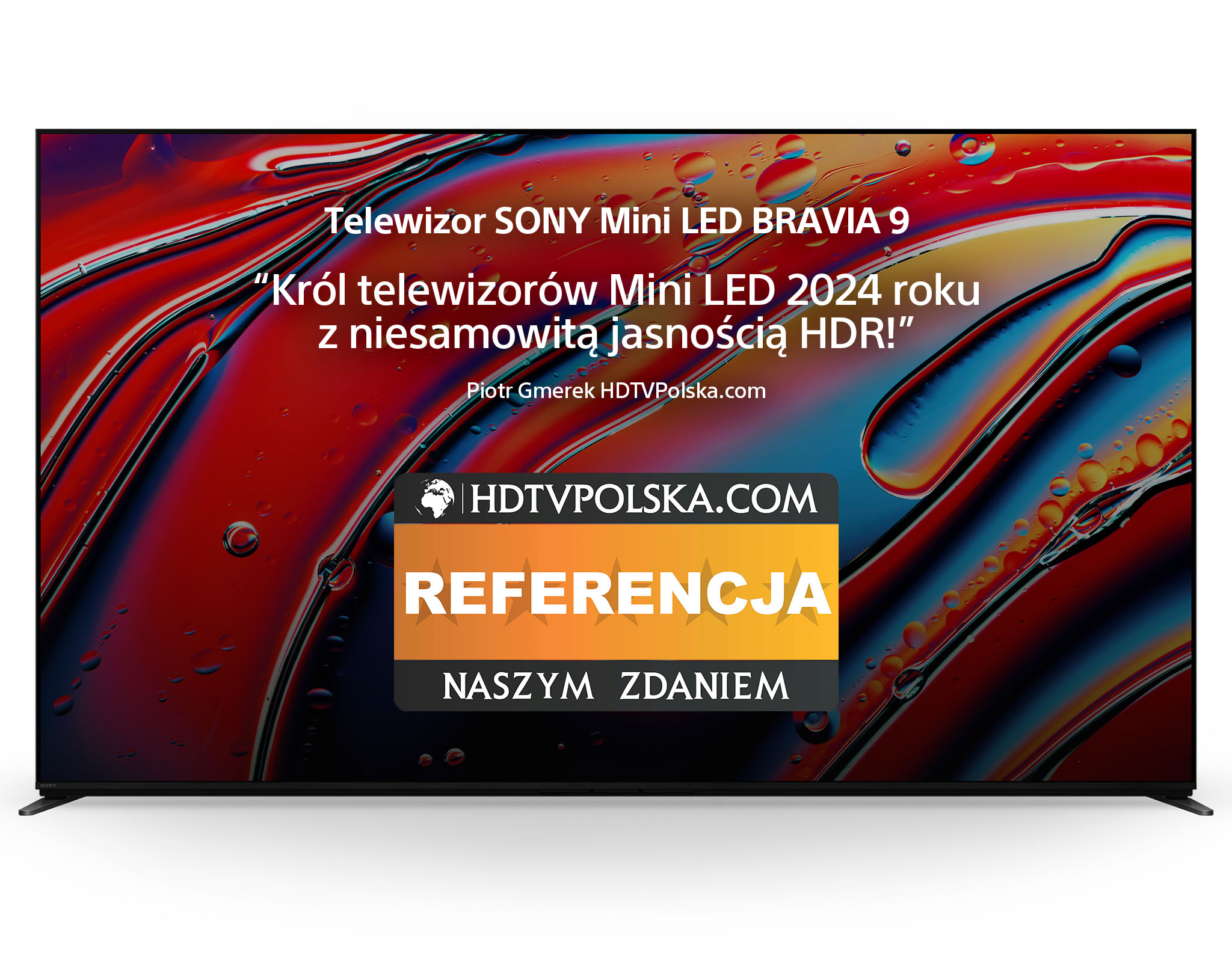 Ekran telewizora. Tekst i logo wyświetlane na ekranie. Czarna ramka. Białe tło.