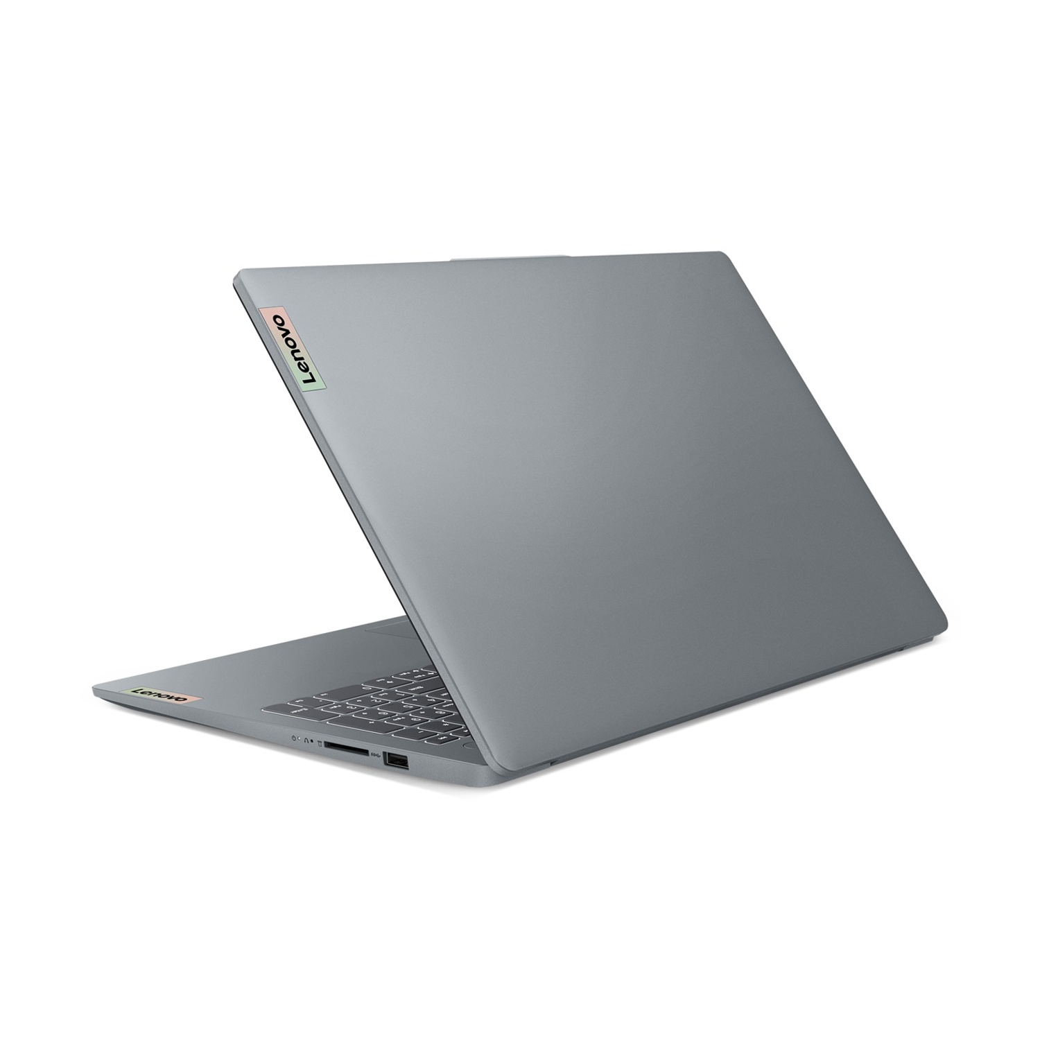 Laptop grigio, leggermente aperto, su sfondo bianco. Logo Lenovo.