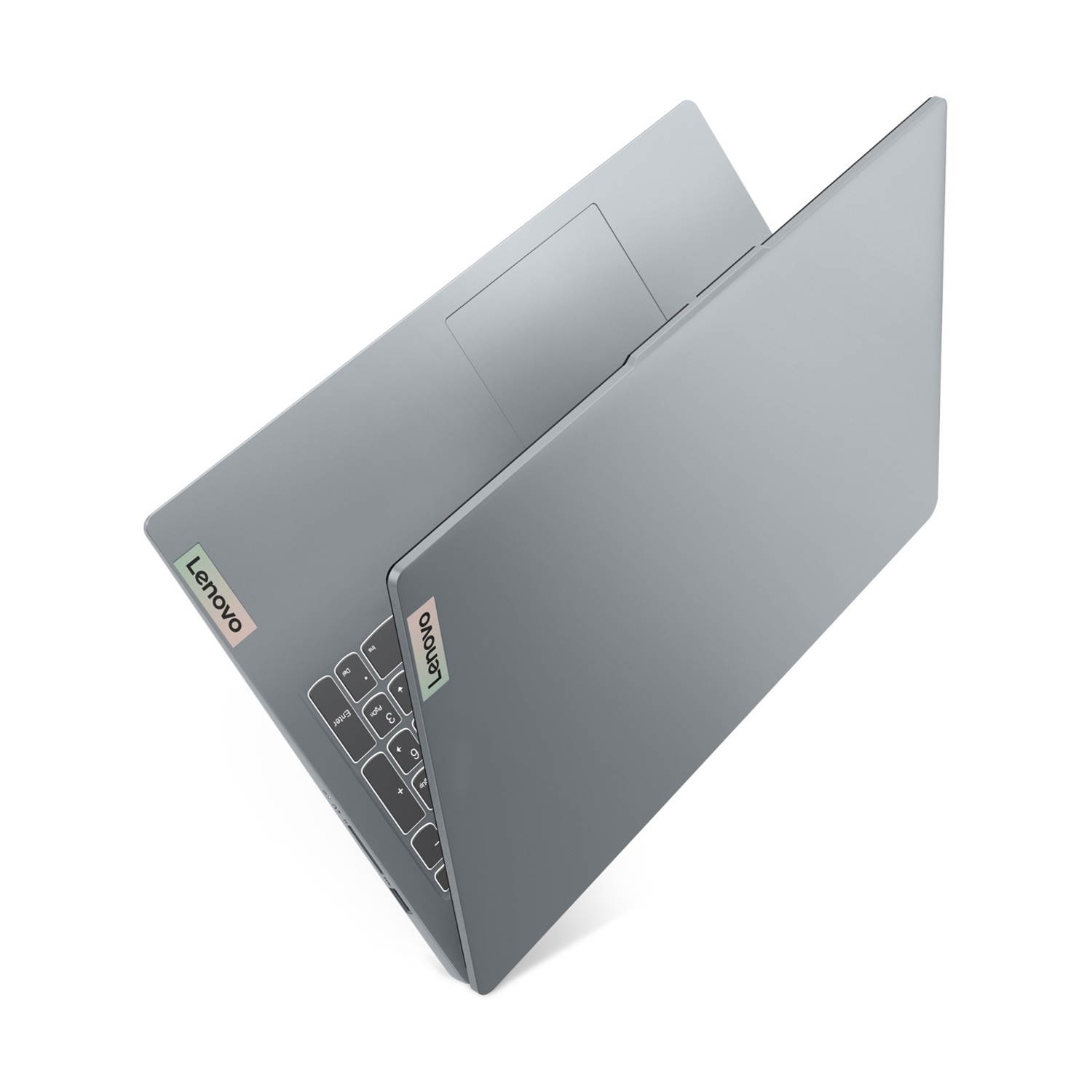 Laptop Lenovo grigio, aperto su sfondo bianco. Logo Lenovo su coperchio e tastiera.