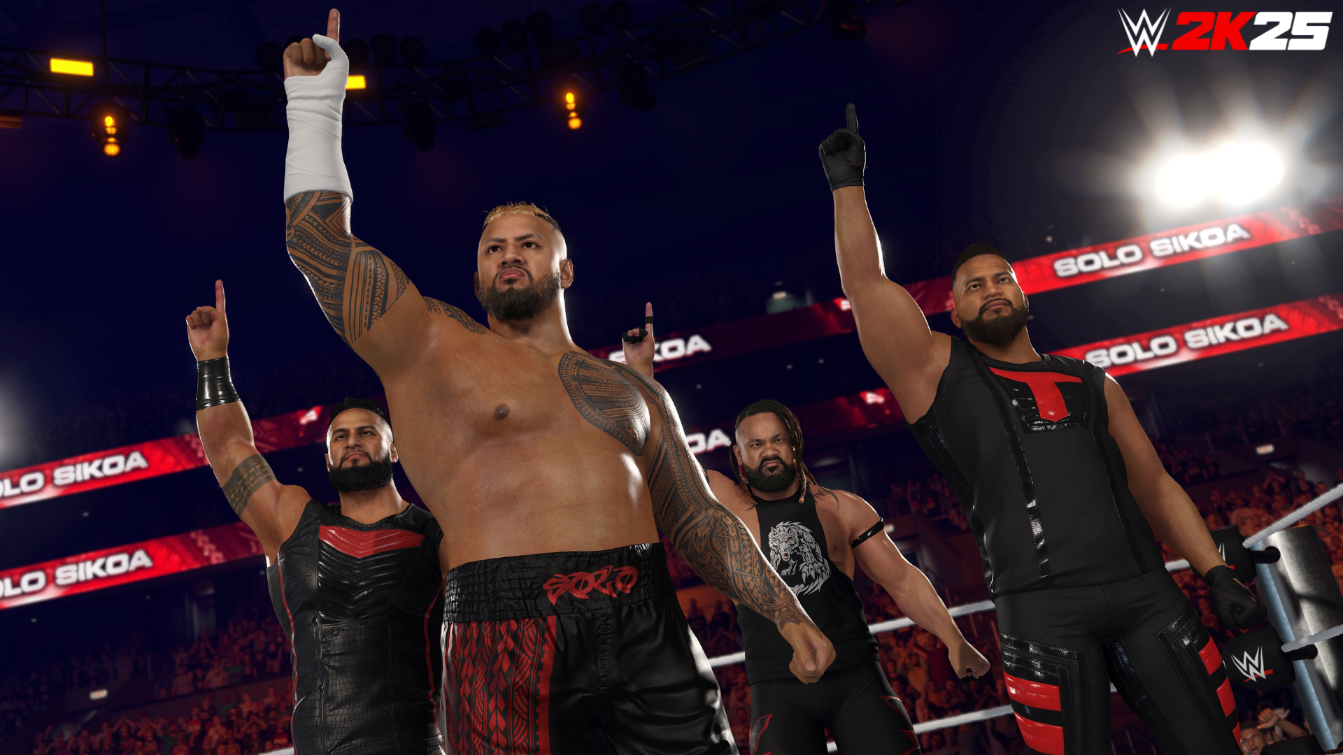 Quattro lottatori alzano le braccia sul ring. Il pubblico è sullo sfondo. Lo striscione dice WWE 2K25.