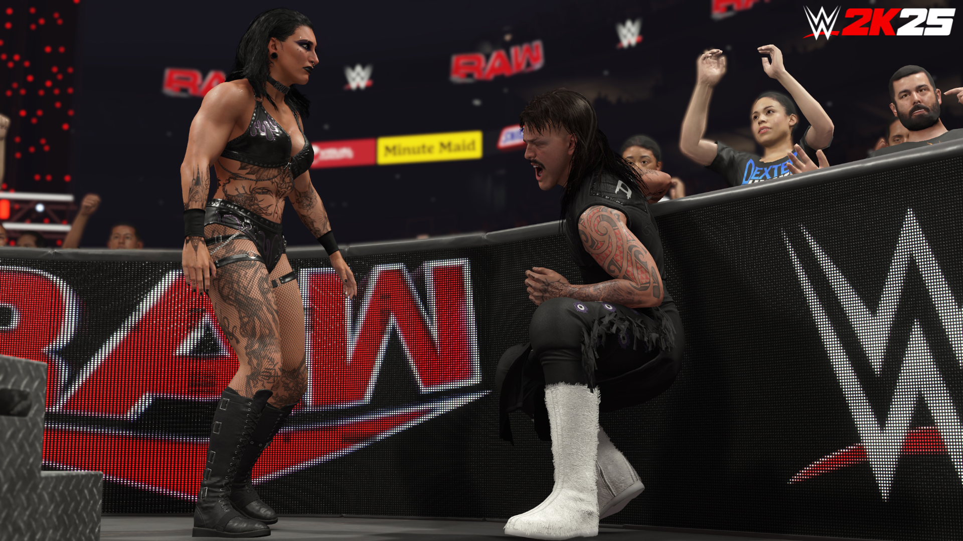 Due lottatori su un ring. Folla sullo sfondo. Evento di wrestling.