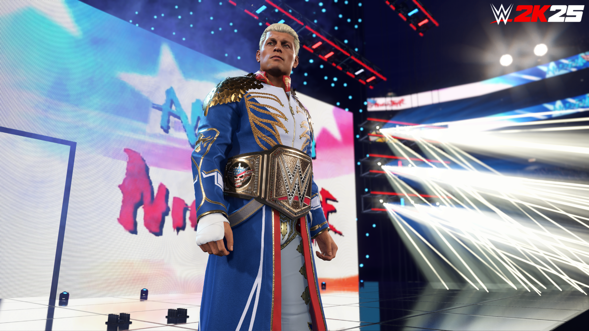 Immagine promozionale del gioco WWE 2K25. Cody Rhodes in tenuta blu e bianca, con una cintura da campione.