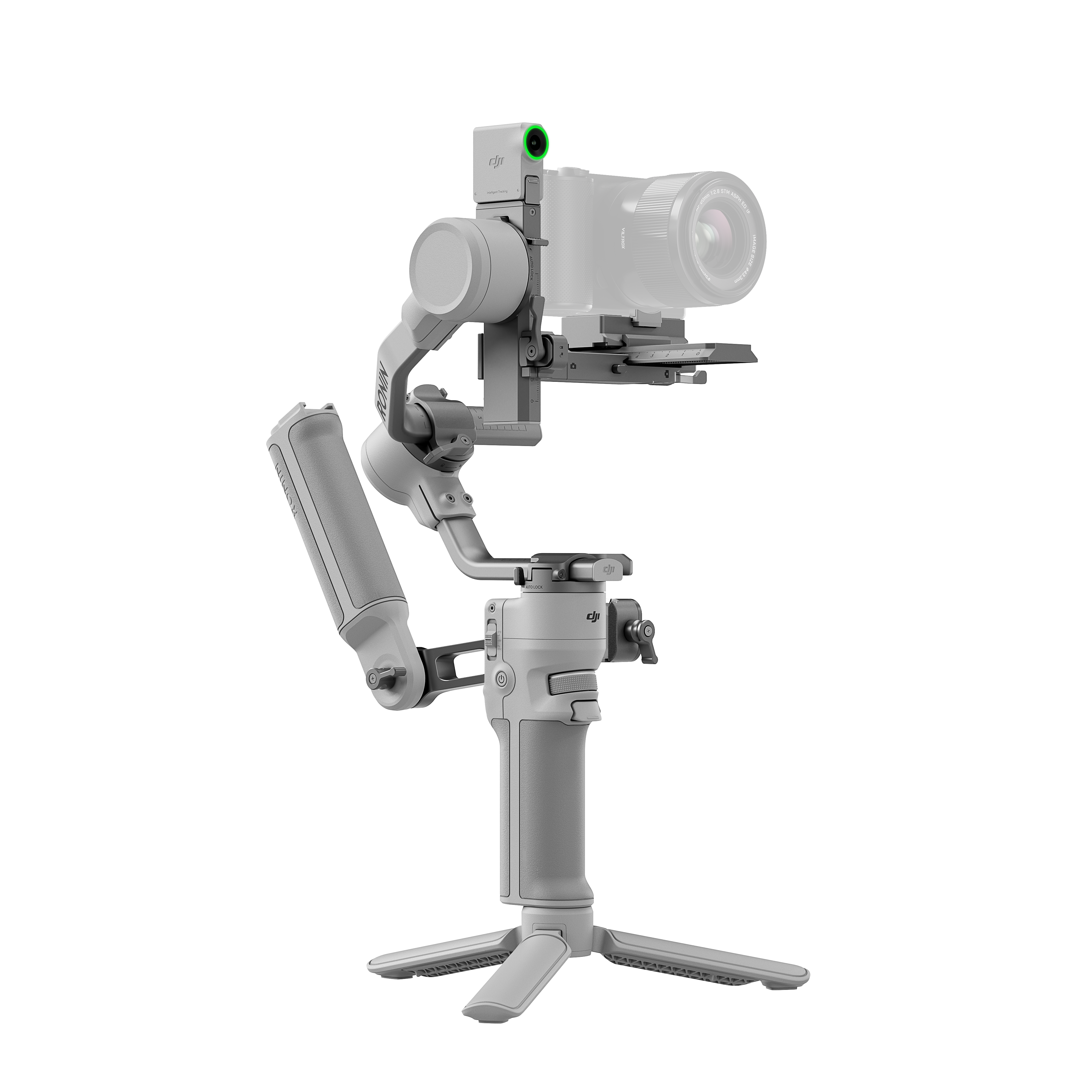 Kamera und Stabilisator auf schwarzem Hintergrund. Die Kamera ist grau, der Stabilisator hat einen Griff und ein Stativ.