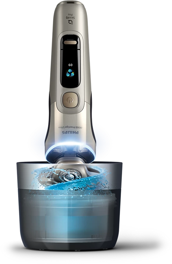 Egy ezüst és fekete Philips elektromos borotva tisztítóalappal, vízzel és kék fénnyel.
