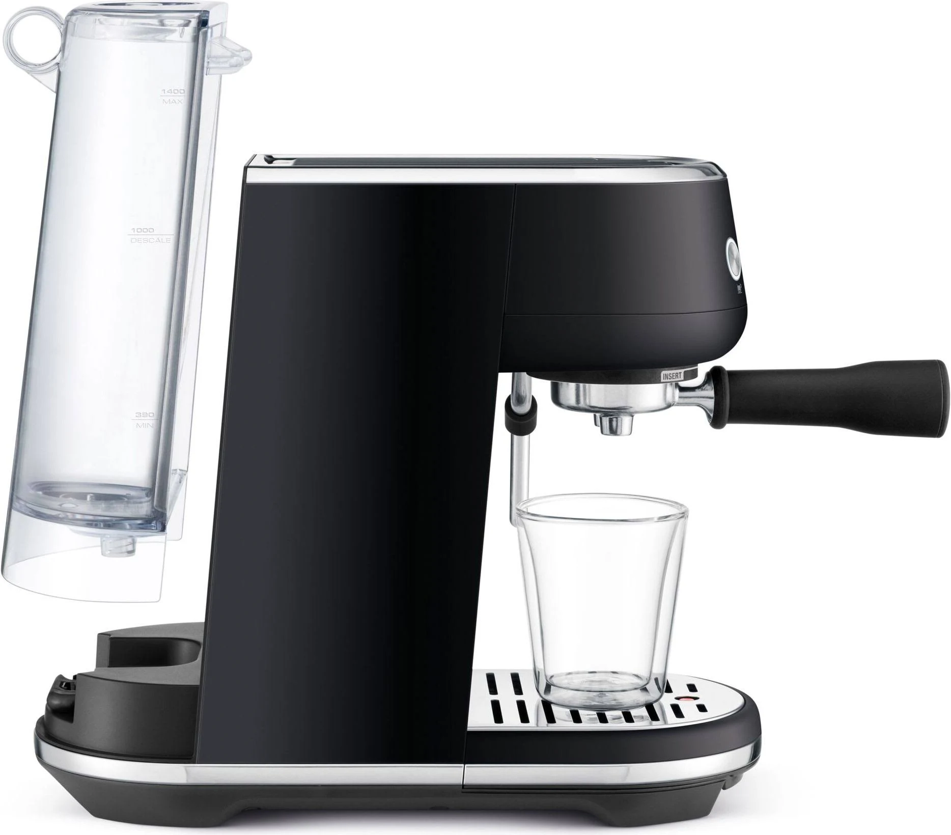 Máquina de espresso negra con depósito de agua. Una taza de vidrio en su lugar.