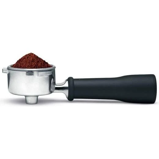 Un portafiltro de café plateado lleno de café molido marrón. Tiene un mango negro. El fondo es blanco.